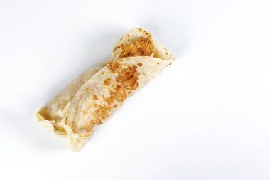 Derin arkadaş çıtır tavuk, peynirli tortilla rulosu.