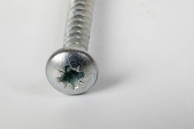 Beyaz arkaplanda metal vida prizi 