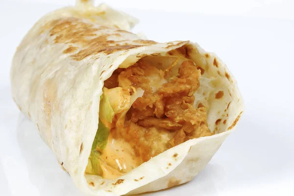 Derin arkadaş çıtır tavuk, peynirli tortilla rulosu.