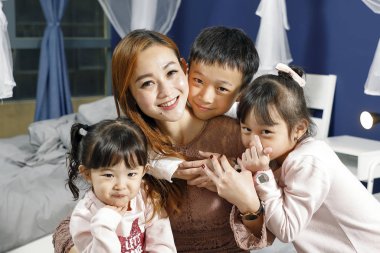 Anne çocuklar kız çocukları mutlu sevgi gösteriyorlar. 