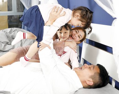 Anne-baba, anne-kız, mutlu mesut yatıyorlar. 