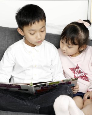 Kardeş Chile kanepede otur ve yazı dersi al. 