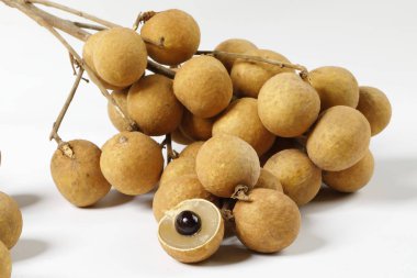 Beyaz arka planda izole edilmiş taze longan meyveleri 