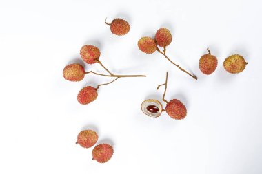 Beyaz arkaplanda liçi meyvesi 