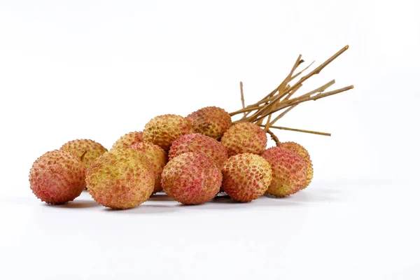 Плоды Lychee litchee на белом фоне — стоковое фото