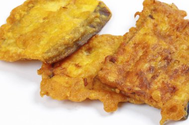 Kızarmış brinjal patlıcanı ezmeye başladı. 