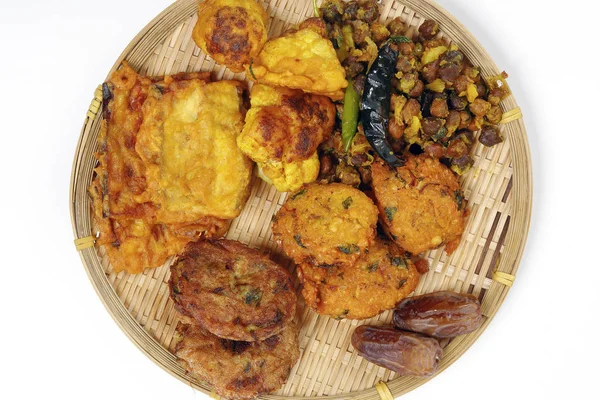 Iftar set Piaju pakora beguni black chickpeas ghugni potato chop — Stock Photo, Image