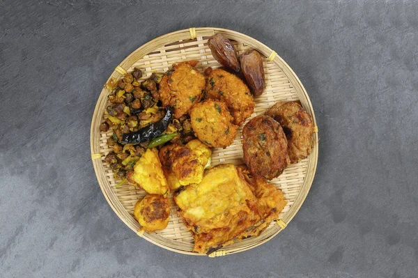 Iftar set Piaju pakora beguni black chickpeas ghugni potato chop — Stock Photo, Image