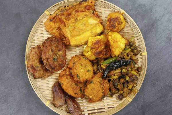 Iftar set Piaju pakora beguni black chickpeas ghugni potato chop — Stock Photo, Image