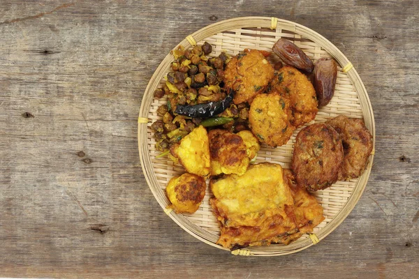 Iftar set Piaju pakora beguni black chickpeas ghugni potato chop — Stock Photo, Image