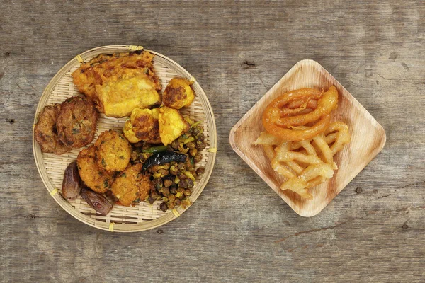 Iftar set Piaju pakora beguni black chickpeas ghugni potato chop — Stock Photo, Image