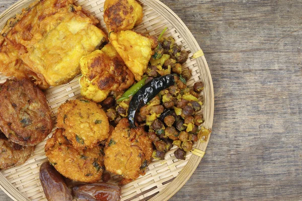 Iftar set Piaju pakora beguni zwarte kikkererwten ghugni aardappelhak — Stockfoto