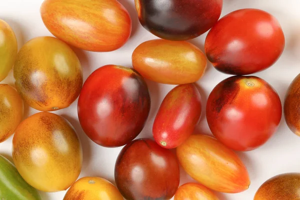 Fresco Tomate Mezclado Maduro Verity Color Surtido Sobre Fondo Blanco — Foto de Stock