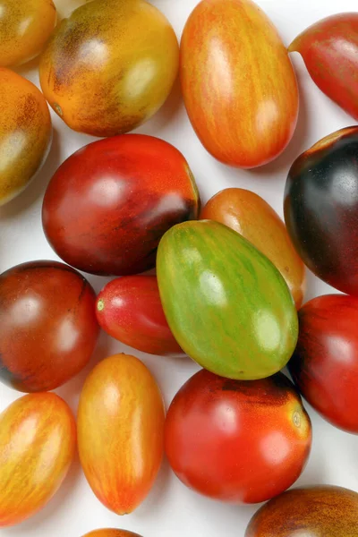 Fresco Tomate Mezclado Maduro Verity Color Surtido Sobre Fondo Blanco — Foto de Stock