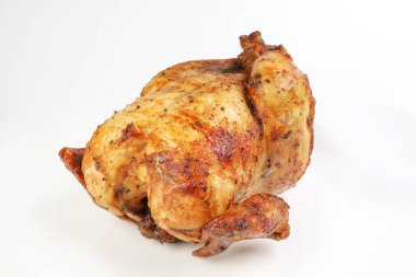 Beyaz arka planda tam kavrulmuş ızgara tavuk kümes hayvanı