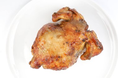 Beyaz arka planda tam kavrulmuş ızgara tavuk kümes hayvanı