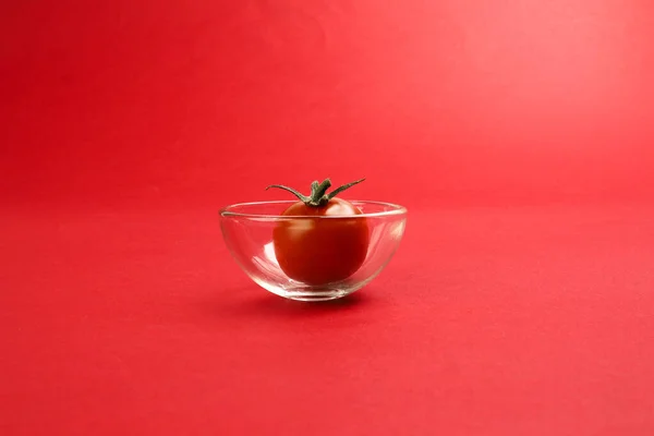 红色成熟樱桃番茄 茎在红纸背景复制文本空间迷你玻璃碗 — 图库照片