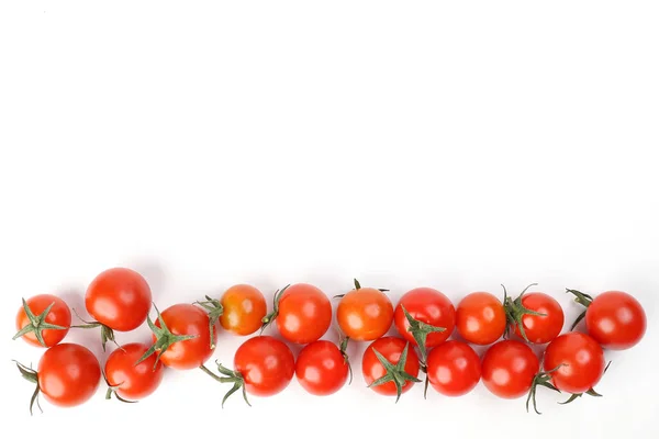 赤い熟したチェリートマトともに茎上ホワイトペーパー背景コピーテキストスペース境界線 — ストック写真