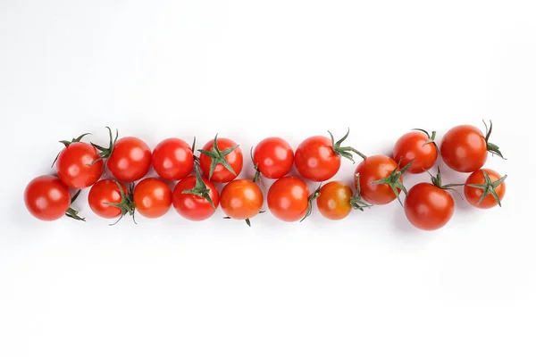 赤い熟したチェリートマトともに茎上ホワイトペーパー背景コピーテキストスペース境界線 — ストック写真