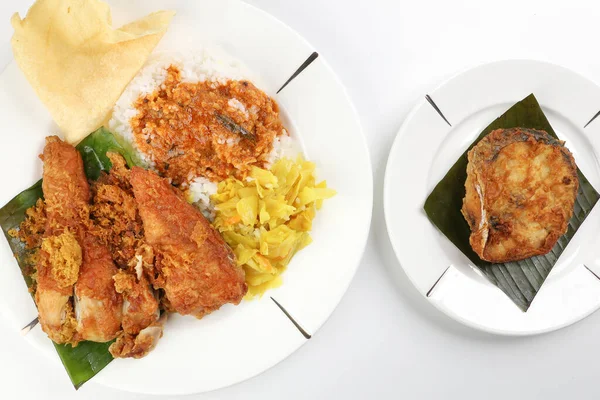 马来西亚传统的印度菜白米卷心菜蔬菜油炸鸡腿配上辛辣的肉汁白底 — 图库照片