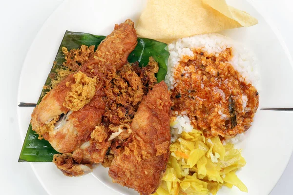 전통적 말레이시아식흰 양배추 닭고기 다리를 뒤섞인 그레이비흰 배경을 얹었다 — 스톡 사진
