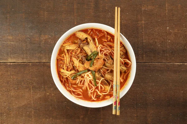 Maleisische Curry Geel Mee Noodle Met Geroosterde Kipschijfje Witte Kom — Stockfoto