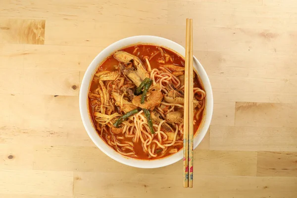 Maleisische Curry Geel Mee Noodle Met Geroosterde Kipschijfje Witte Kom — Stockfoto