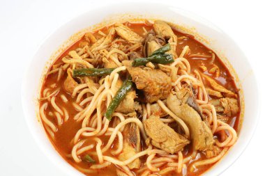 Beyaz arka planda kavrulmuş tavuk dilimli körili sarı erişte.