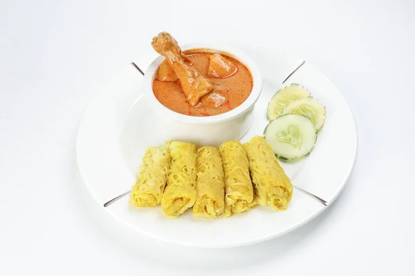 전통적 Roti Jala 세라믹 접시와 그릇에 감자를 곁들인 카레치킨 제공되었다 — 스톡 사진