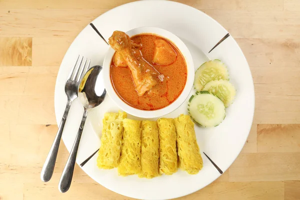 Makanan Ringan Tradisional Melayu Roti Jala Disajikan Dengan Ayam Kari — Stok Foto
