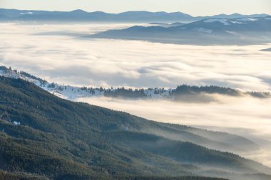 puslu dağlar üzerinde kayak merkezi