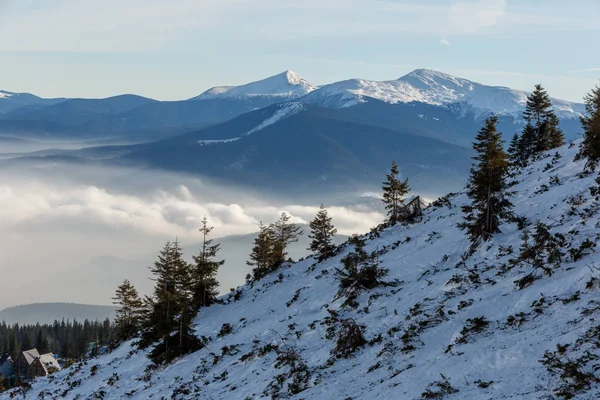 Montanhas enevoadas na estância de esqui — Fotografia de Stock