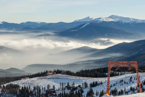 Montanhas enevoadas na estância de esqui — Fotografia de Stock