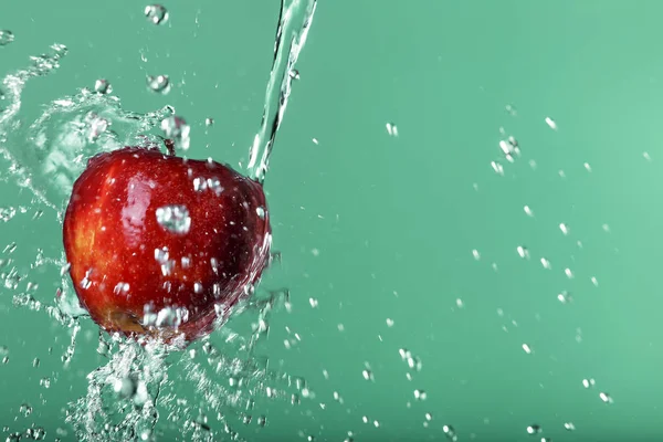 Roter Apfel In Wassertropfen Auf Grunem Hintergrund Stockfotografie Lizenzfreie Fotos C Soxwhite Gmail Com 137928520 Depositphotos