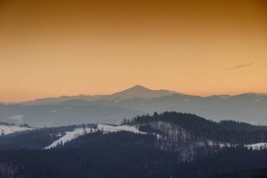 günbatımı kış dağ Carpathians, Bukovel, Ukrayna