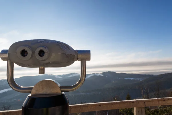 Binoculares con vista a la montaña de invierno —  Fotos de Stock