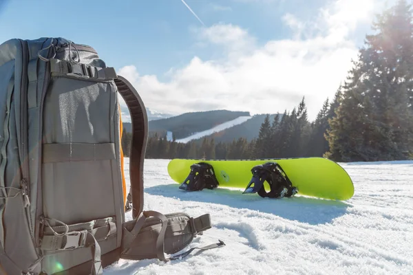 Snowboarder turístico, viajes de invierno —  Fotos de Stock