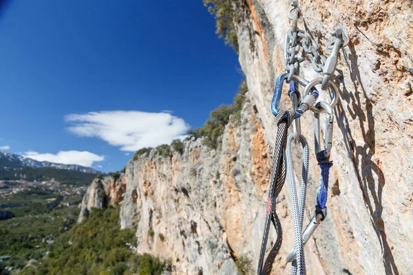 Equipo de escalada en la parte superior de las paredes con vistas al valle —  Fotos de Stock