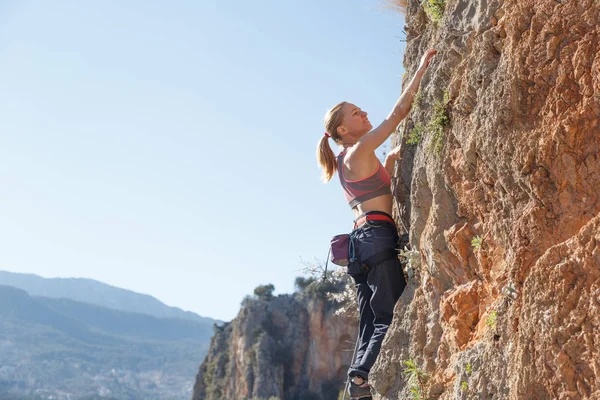 Una joven trepadora sube por el acantilado en Geyikbayiri Tur —  Fotos de Stock