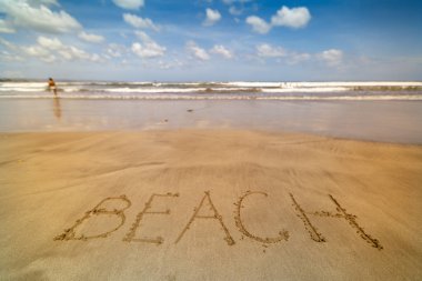 el yazısıyla yazılmış bir plajda kum plaj