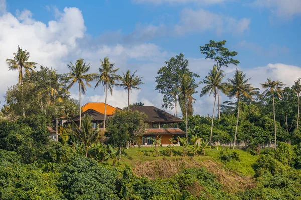 Hotel w lesie tropikalnym, w Bali, Indonezja — Zdjęcie stockowe