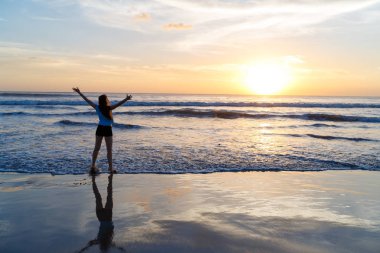 kadın açık denizin, güneşin altında silah siluet ile