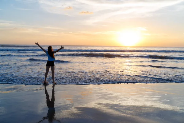 kadın açık denizin, güneşin altında silah siluet ile