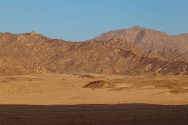 Dağ çöl ve mavi gökyüzü
