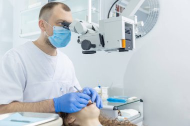 profesyonel diş hekimi muayenesi hastanın mikroskop ile