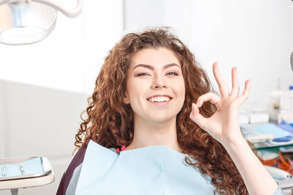 Ok, dentysta, piękna kobieta show. W gabinecie stomatologicznym — Zdjęcie stockowe