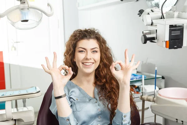Her şey iyidir, tamam kadın belirtileri gösterir. Gülümseyen kadın bir