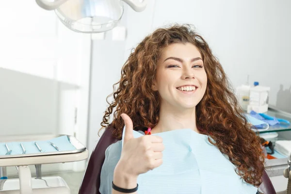 Young female patient visiting dentist office.Beautiful smiling w — Stock Photo, Image