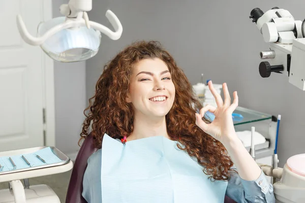 Todo está bien, muestra los signos de la mujer OK. Mujer sonriente en un —  Fotos de Stock