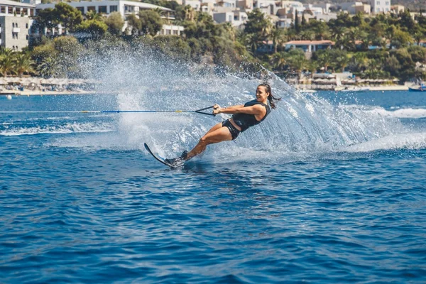 Катание на водных лыжах по волнам, спортсменка по Эгейскому морю, Греция — стоковое фото